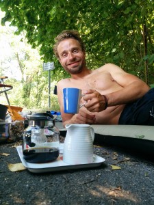 Prost Kaffeetrinken! Eine milde Gabe der lieben Anwohner am Isarradweg.