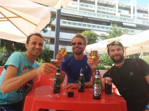 Zwischenstop #3: Andi, Christian und Cristian (v.l.) vertreiben sich die Wartezeit in Bozen.