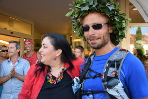 Geschafft, glücklich und geehrt: Christian und Doris (v.r.) vor dem Bio Paradies in Eppan.